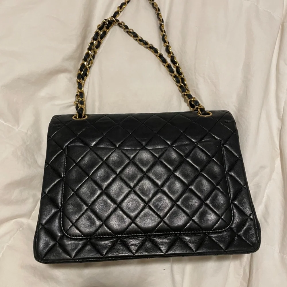 CHANEL 1990 Vintage Lambskin Quilted Medium Double Flap Black Handbag - Picture 4 of 10